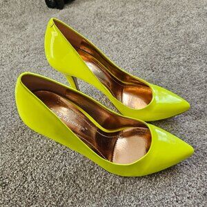 New BCBGeneration neon yellow pumps heels size 7